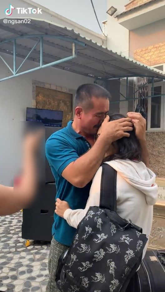 Nữ du học sinh bất ngờ về thăm nhà, người bố ôm chầm nức nở